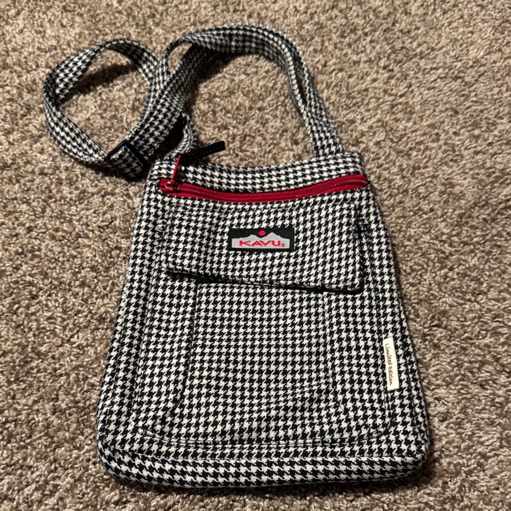 Kavu Houndstooth limited edition crossbody bag w/red accents - EUC!